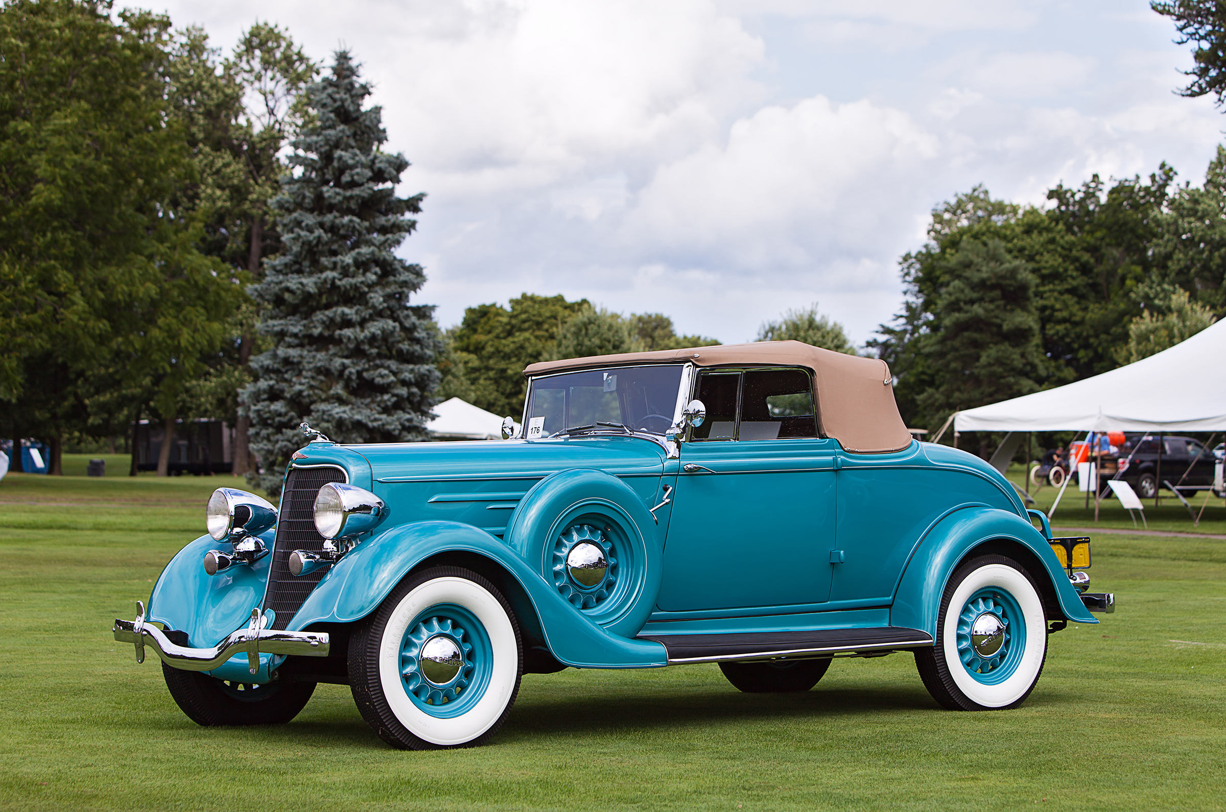 A vintage Dodge Roadster parked at a grass<br />
sartori-insurance.com/